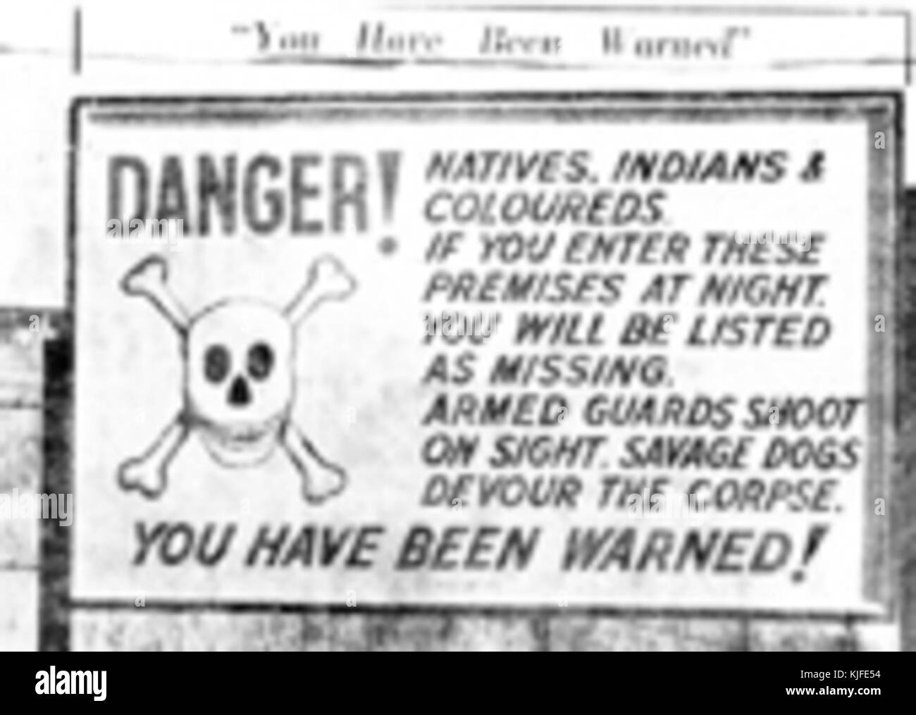 Riproduzione di un cartello stradale che appare sul filo spinato di una fattoria rivolta verso il Johannesburg Verreeniging Road a Johannesburg Foto Stock