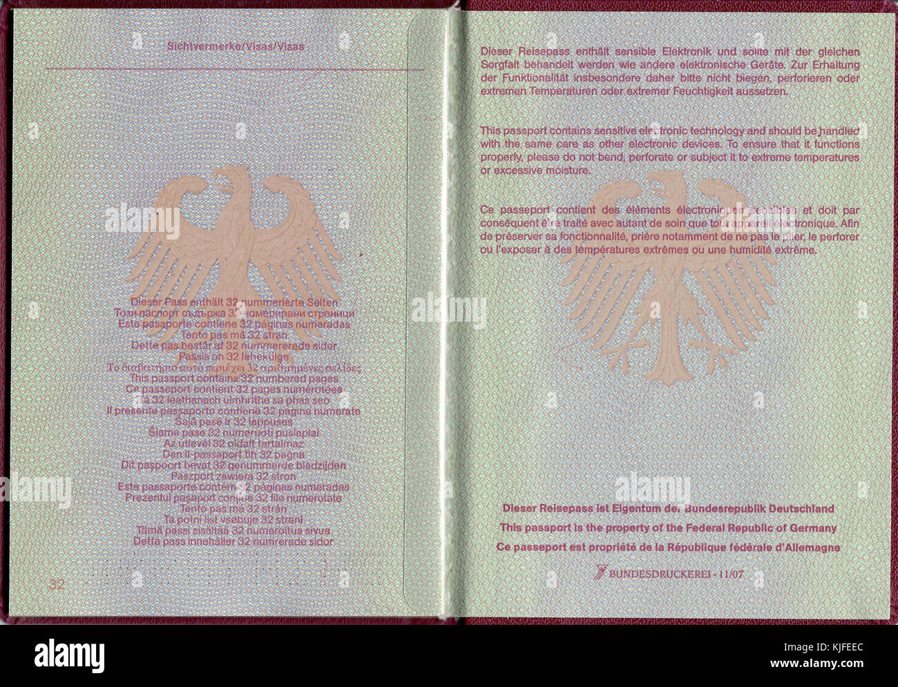 Deutscher Reisepass (11 07) Seiten 32 und 33 Foto Stock