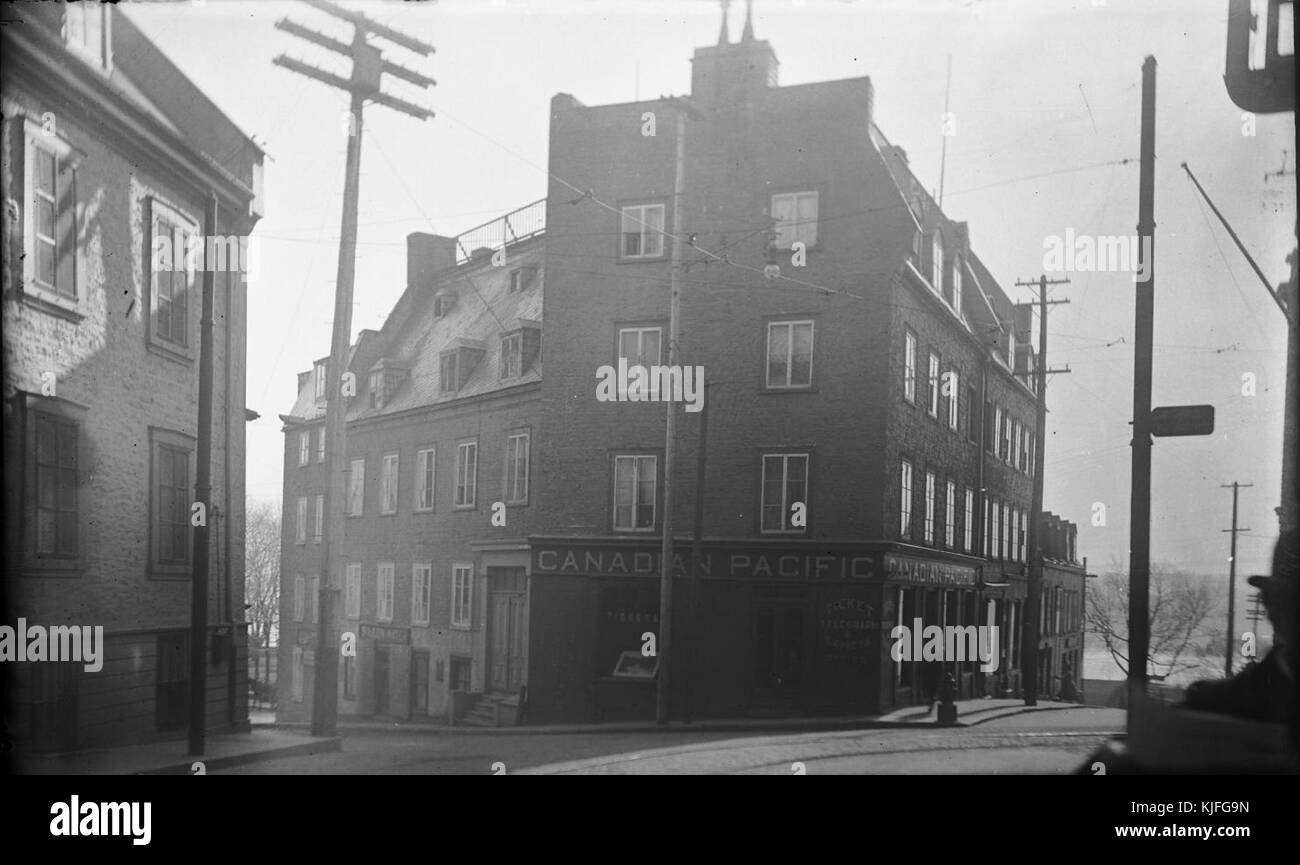 Rue de Buade, situata a Quebec City, Canada, è mostrata in questa fotografia scattata nel 1904, che offre una vista della strada dei primi anni del XX secolo. Foto Stock