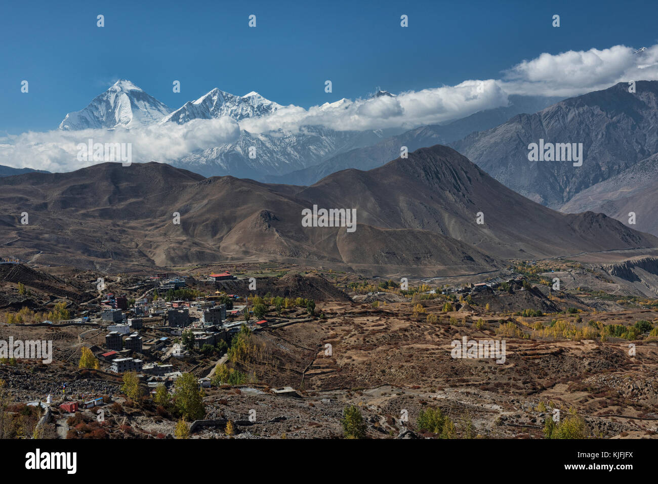 Tukche peak e dhaulagiri salire dietro il villaggio di muktinath in Mustang superiore, Nepal Foto Stock