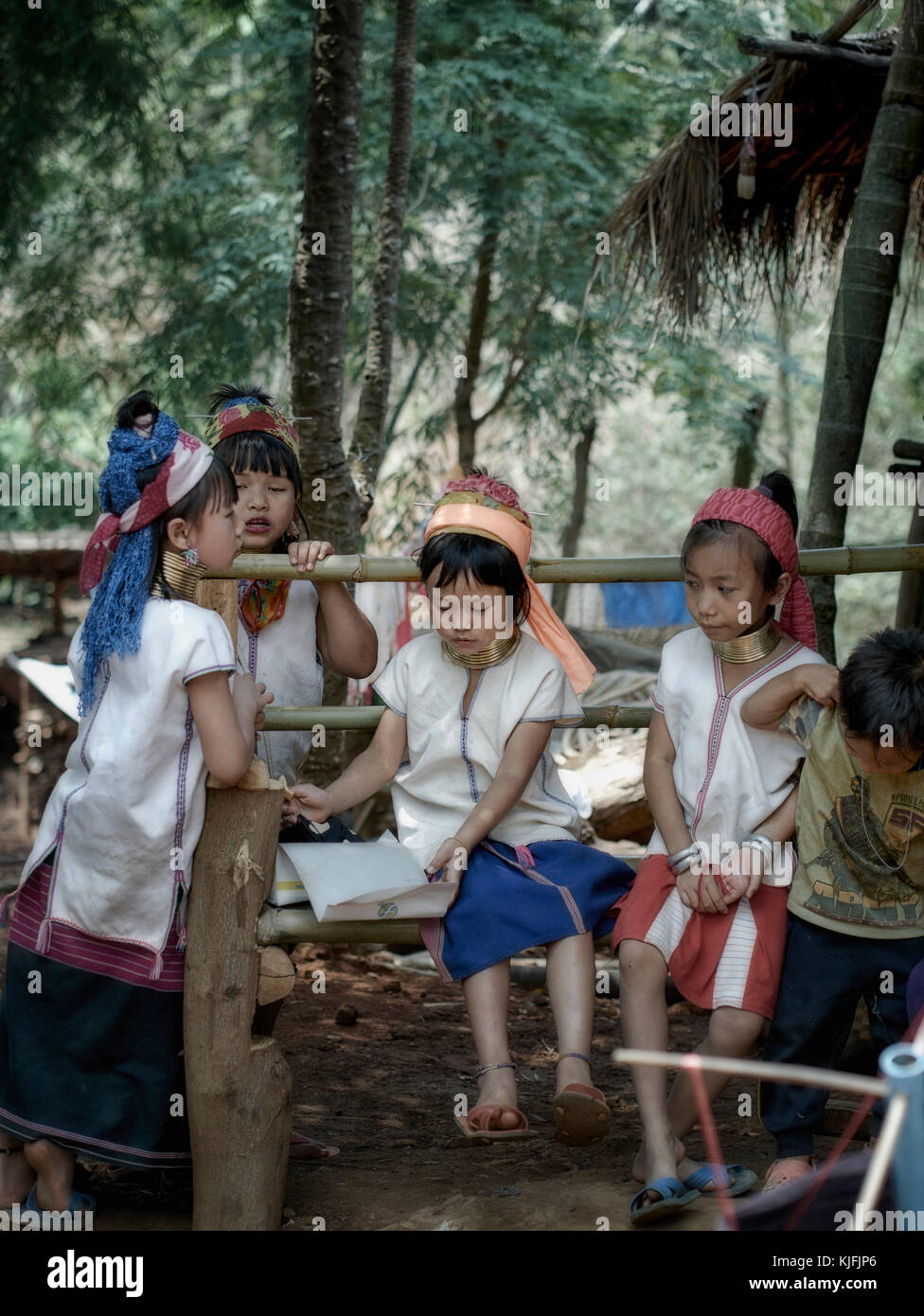 Figli della tribù Hill Long neck (Kayan) della Thailandia del Nord. Rurale Thailandia persone S.E. Asia. Tribù Hill Foto Stock