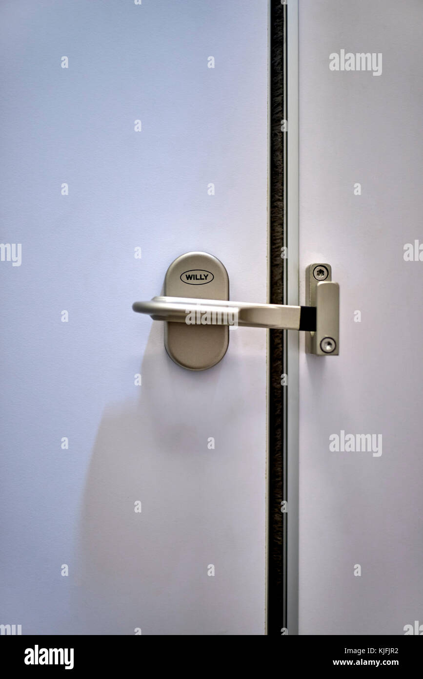 Willy - gentiluomini ben nominati e divertenti chiudono la porta in un WC Tailandia. Foto Stock