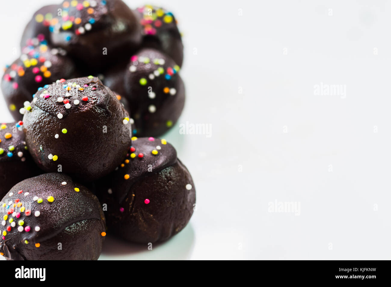 Le sfere di cioccolato su sfondo bianco con spazio di copia Foto Stock