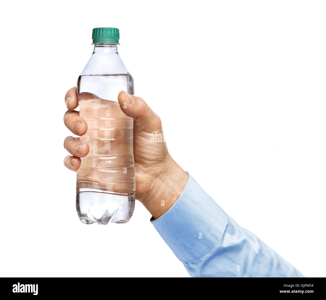 Mano d'Uomo in camicia tenendo un bottiglia di acqua, isolato su sfondo bianco. Close up. Alta risoluzione prodotto Foto Stock