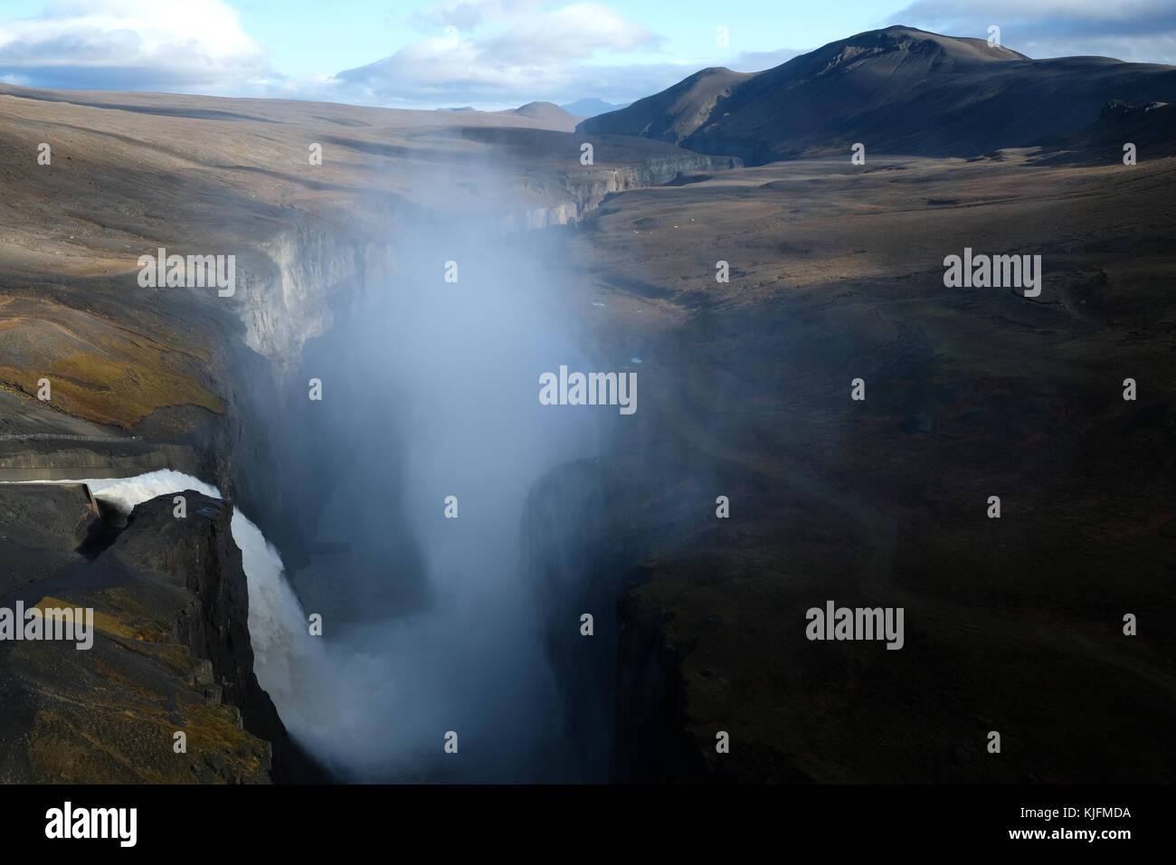 Una cascata che scorre nel canyon Hafrahvammagljufur da Karahnjukar Centrale Idroelettrica (Kárahnjúkavirkjun), Fljótsdalshérað comune, Est Islanda Foto Stock