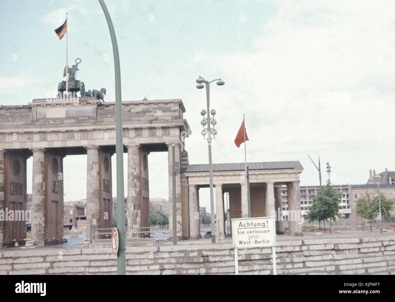Confine tra Berlino Est e Berlino Ovest durante la Guerra fredda, con un cartello con la scritta "achtung sie verlassen jetzt West-berlin" o "attenzione! State per lasciare Berlino Ovest, Germania, 1963. Foto Stock