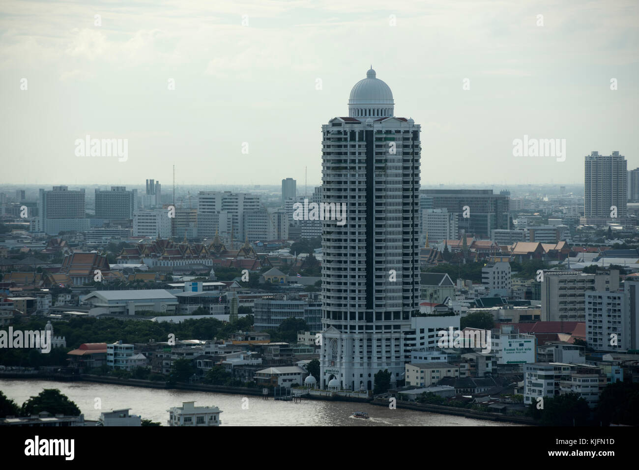 Riverside alloggio nella affollata città di Bangkok Foto Stock