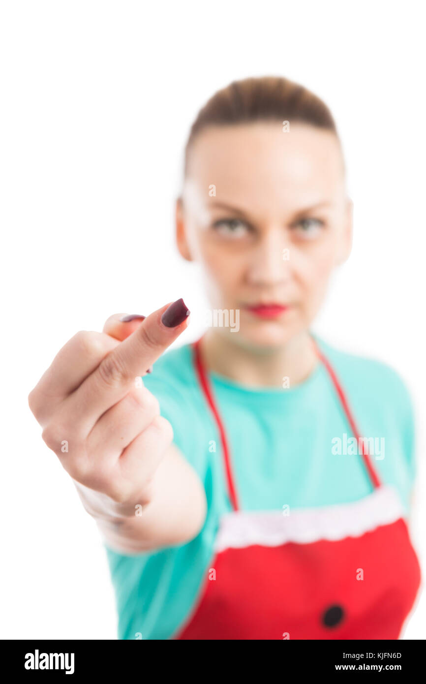 Mad moglie, casalinga o la cameriera che mostra il dito medio con focus sul lato isolato su bianco di sfondo per studio Foto Stock