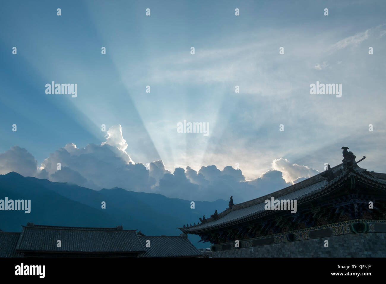 Vista del sole che splende throughing le nuvole a Dali, nella provincia dello Yunnan in Cina Foto Stock