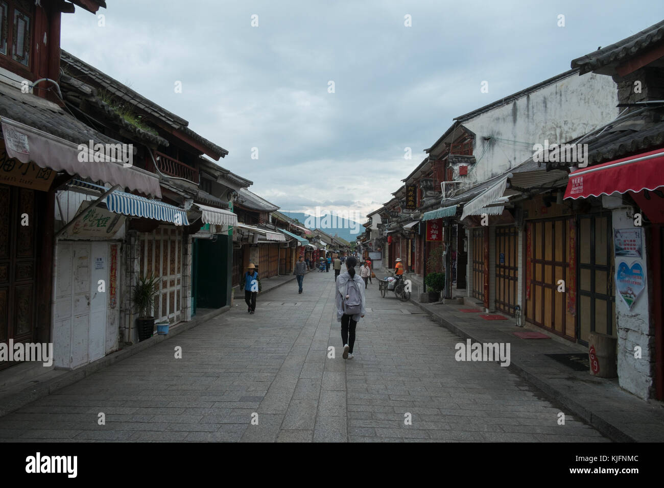 La gente camminare lungo zhe street all'interno della vecchia citta' murata, Dali, nella provincia dello Yunnan in Cina Foto Stock