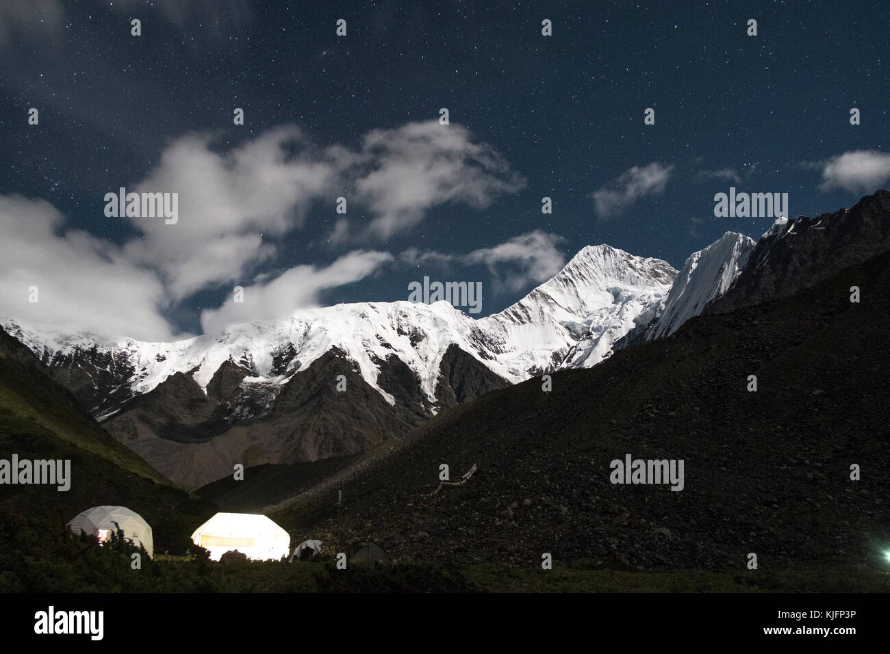 Una vista maestosa di Snow capped picco di montagna nella valle Yanzigou, Garzê tibetano prefettura autonoma, Szechwan Provincia, Chinalandmark Foto Stock