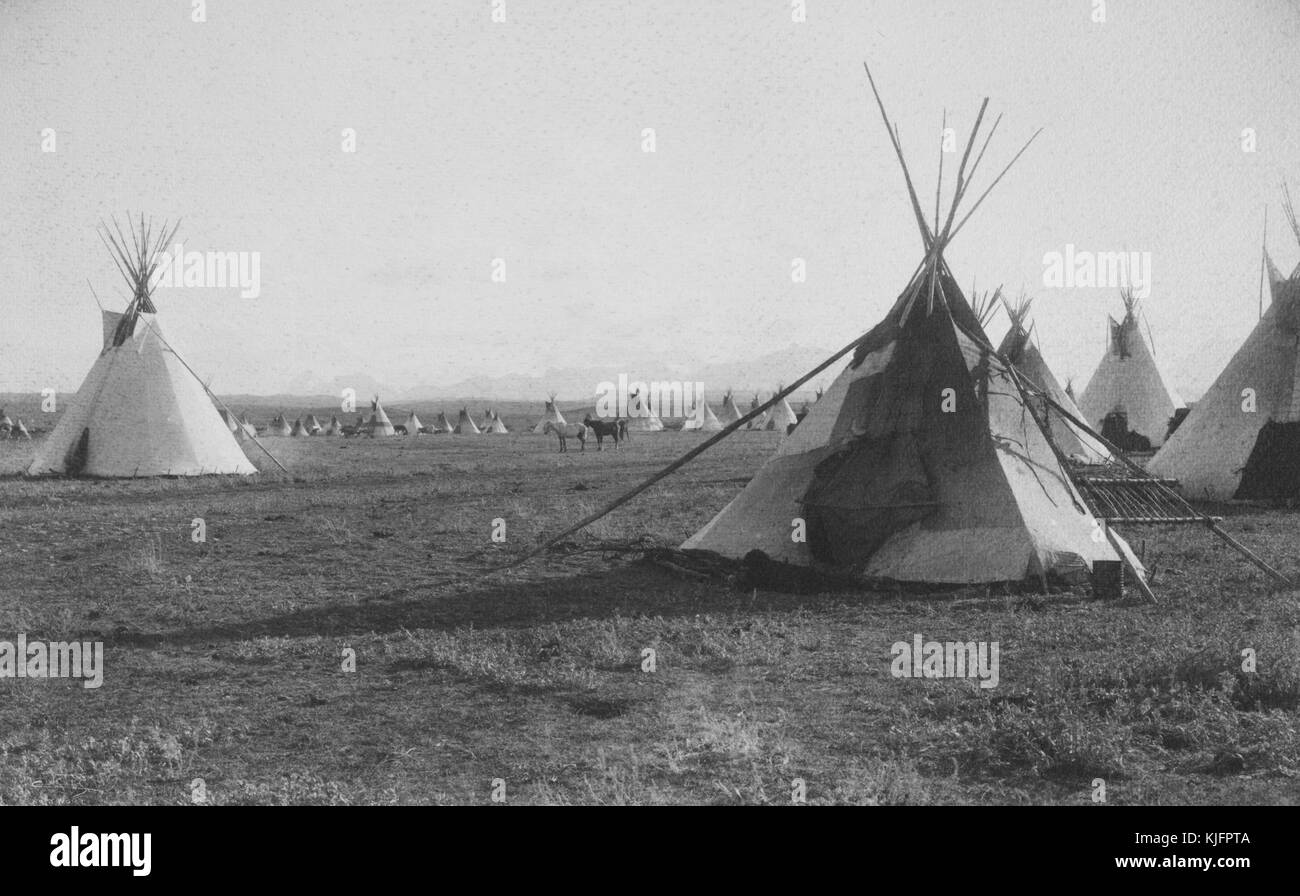 Fotografia di una grande distesa di terra, punteggiata di tepee, intitolata 'Blackfoot Encampment, The Blackfoot Medicine Lodge Encampment of the Summer of 1899', di Edward S Curtis, 1899. Dalla Biblioteca pubblica di New York. Foto Stock