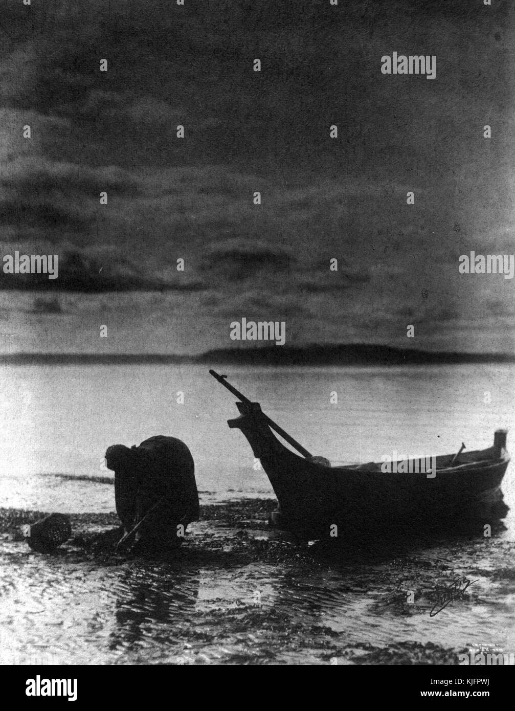 Fotografia dei nativi americani che scavano in acque poco profonde, accanto a una piccola barca, intitolata 'The Clam Digger, to the Puget Sound Indian l'oceano e le sue rive sono la sua casa di vendita', di Edward S Curtis, Puget Sound, Washington, 1900. Dalla Biblioteca pubblica di New York. Foto Stock