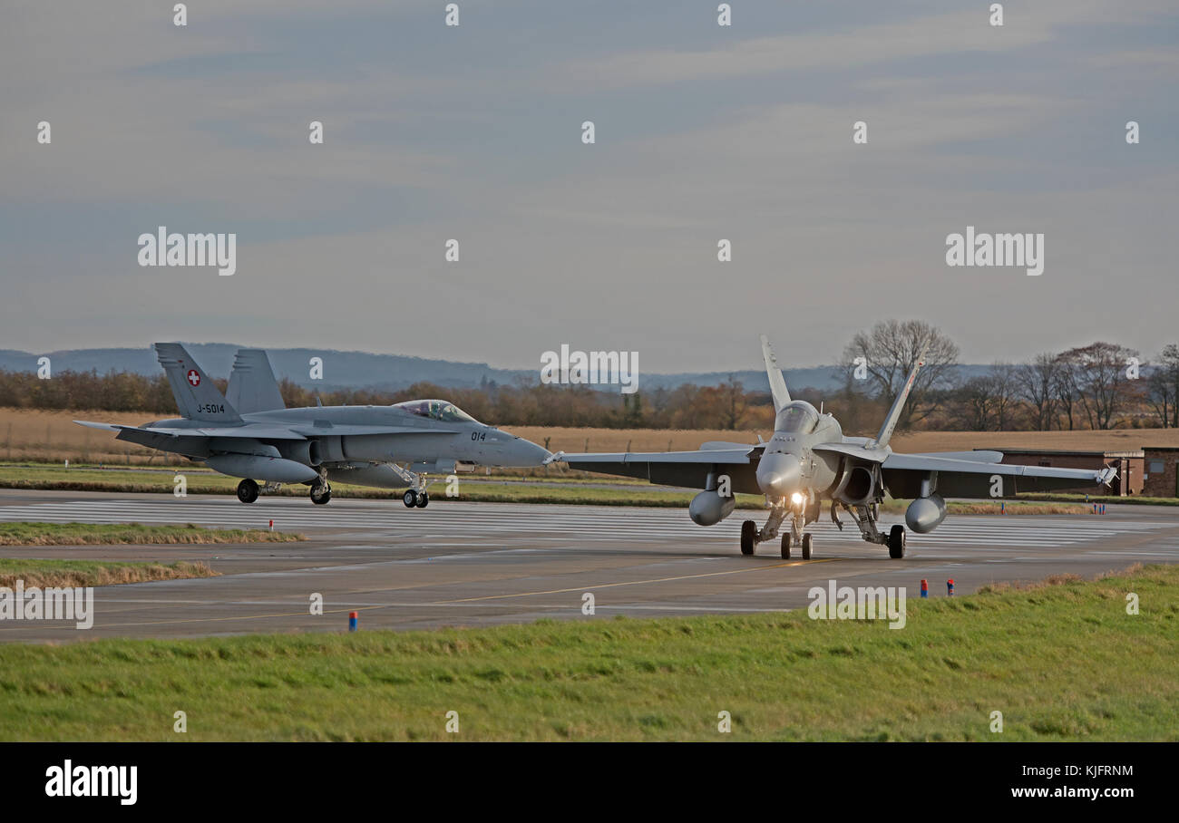 Swiss Air Force mcdonnell Douglas F18C/A Hornet veloce propulsori Twin Jet Fighter Aircraft.su 4 settimane di formazione pilota esercizio. Foto Stock