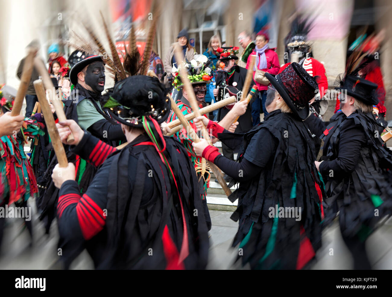 Ballerini di Border Morris si esibiscono presso la Stroud Wassail, fuori dal municipio di Cotswold Foto Stock