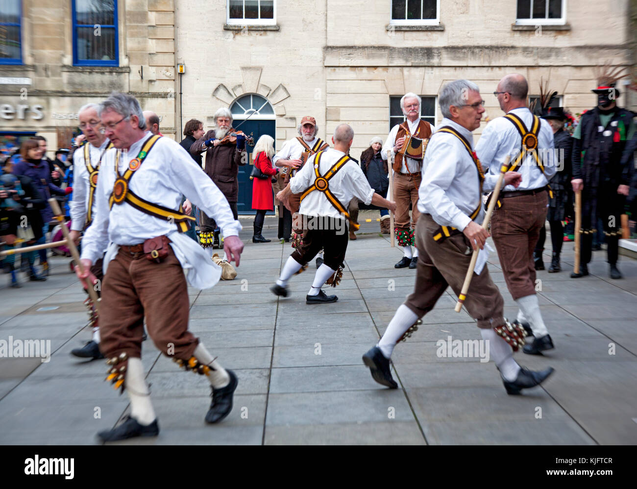 Gli uomini di Chippenham Town Morris ballano con accompagnatore musicale all'aperto durante il festival Stroud Wassail Foto Stock