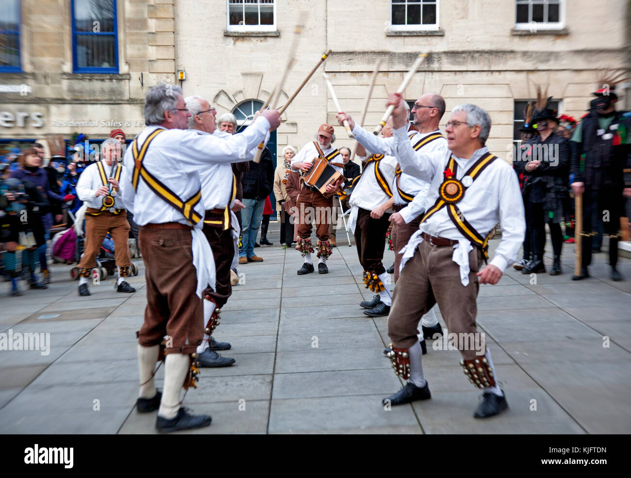 Il chippenham città uomini di Morris Dance con accompagnatore musicale all'aperto durante la stroud wassail festival Foto Stock