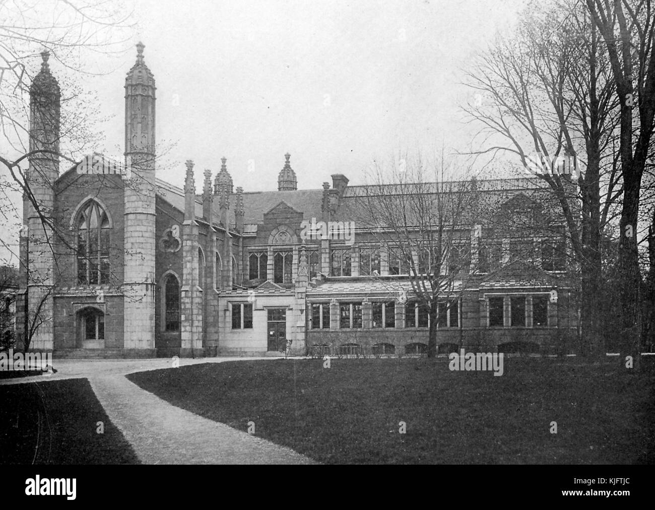 Una fotografia esterna della Gore Hall all'Università di Harvard, l'edificio in stile gotico fu costruito nel 1838 per servire come prima biblioteca dedicata per l'università, guglie sia grandi che piccole possono essere viste che si innalzano in vari punti dal tetto dell'edificio, Cambridge, Massachusetts, Boston, Massachusetts, 1913. Foto Stock