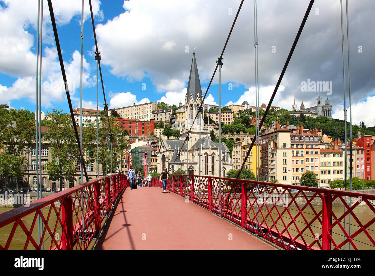 LIONE, FRANCIA - 17 GIUGNO 2016: Ponte pedonale di St. Georges sul fiume Saone, chiesa di St. Georges e basilica di Notre-Dame de Fourviere sulla collina Foto Stock