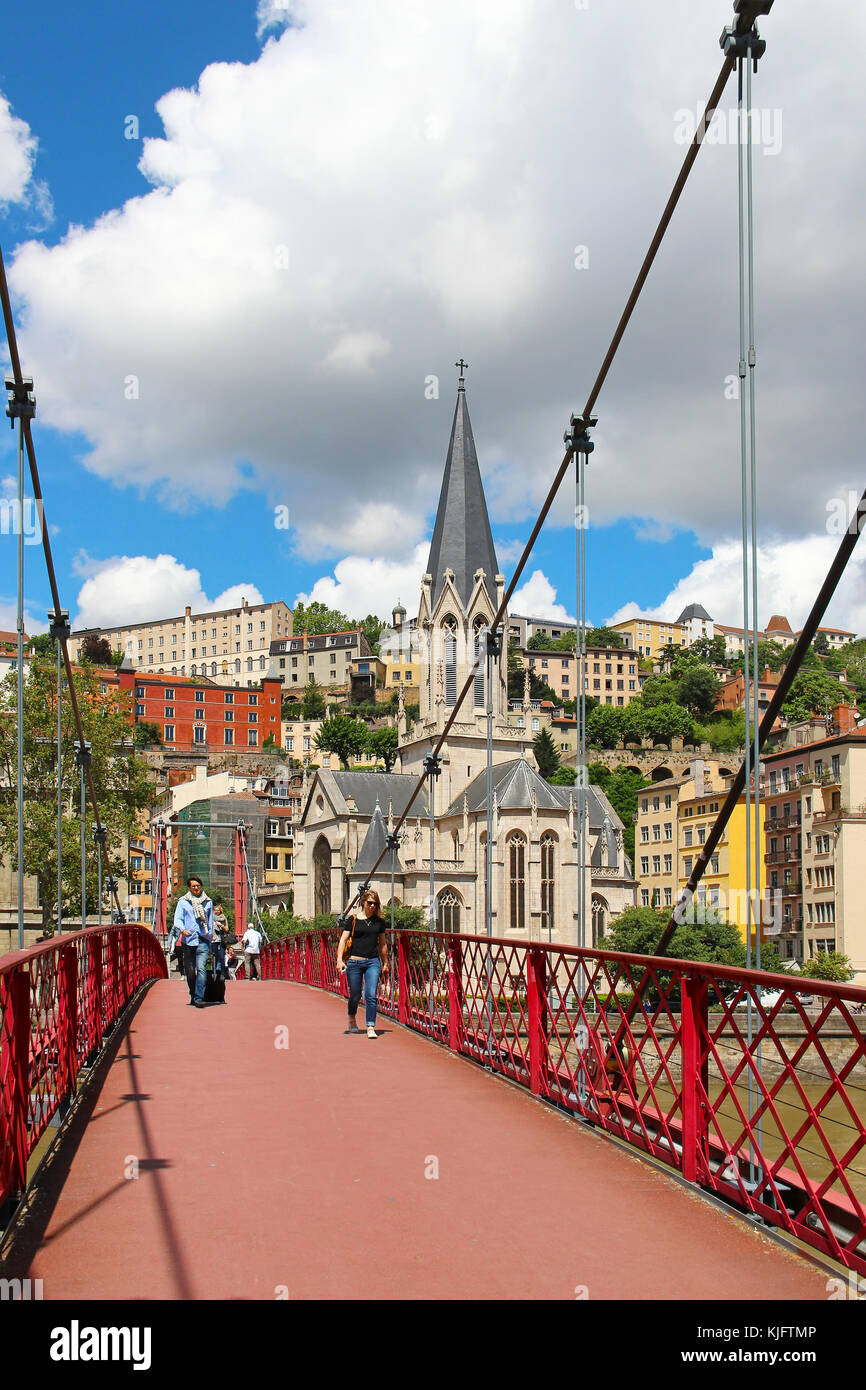 LIONE, FRANCIA - 17 GIUGNO 2016: Ponte pedonale di St. Georges sul fiume Saone e chiesa di St. Georges Foto Stock