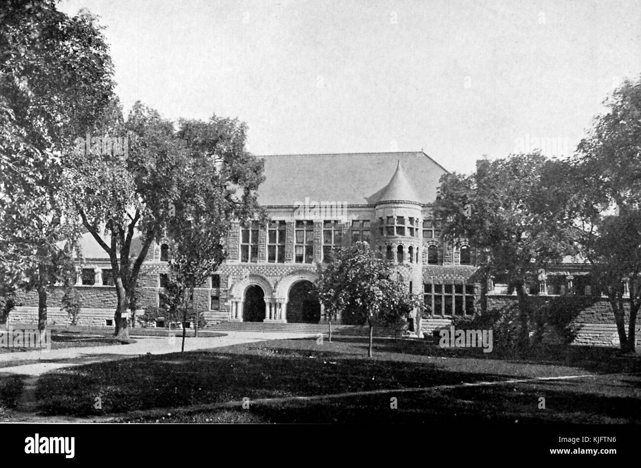 Una vista esterna della Austin Hall all'Università di Harvard, l'edificio in stile romanico revival è stato completato nel 1884, è stato il primo edificio costruito per una scuola di legge nel paese e fu la prima sede dedicata della Harvard Law School, L'edificio si compone di due ali a un piano con una sezione centrale a due piani, Cambridge, Massachusetts, Boston, Massachusetts, 1913. Foto Stock