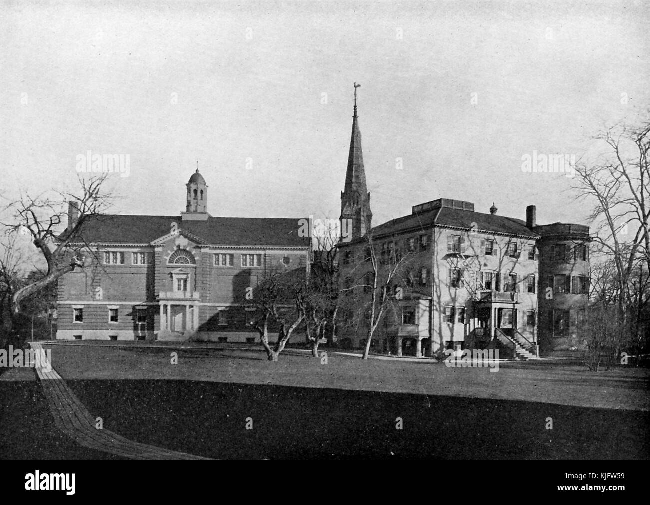 Una fotografia esterna del Radcliffe College, era l'unica università femminile di materie umanistiche che serviva da scuola di accompagnamento per un'istruzione di qualità Harvard, fu fondata nel 1879 e infine completamente fusa con Harvard nel 1999, Due edifici in pietra e mattoni si trovano accanto a mangiare l'altro alla fine di un grande cortile che contiene alberi e passerelle, Cambridge, Massachusetts, Boston, Massachusetts, 1913. Foto Stock