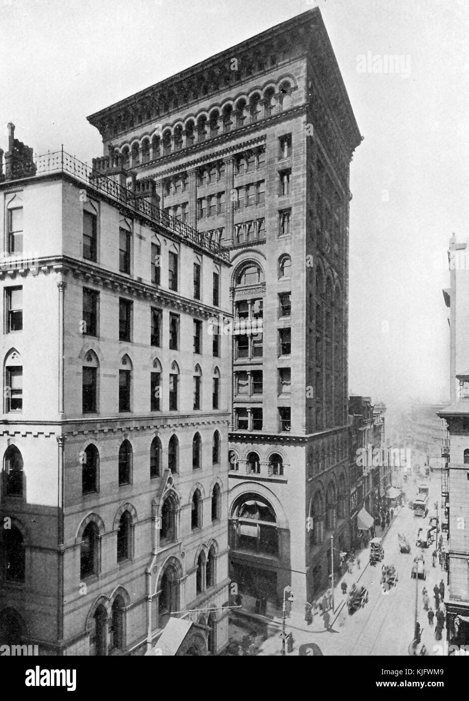 Una fotografia esterna dell'edificio Ames, e' stato completato nel 1893 ed e' stato il primo grattacielo della citta', e' un edificio a 13 piani che e' stato iniziato come un edificio per uffici ma che e' stato convertito in un hotel di lusso. Si possono vedere strade affollate di pedoni e carrozze trainate da cavalli che si estendono fino alla distanza, Boston, Massachusetts, 1905. Foto Stock