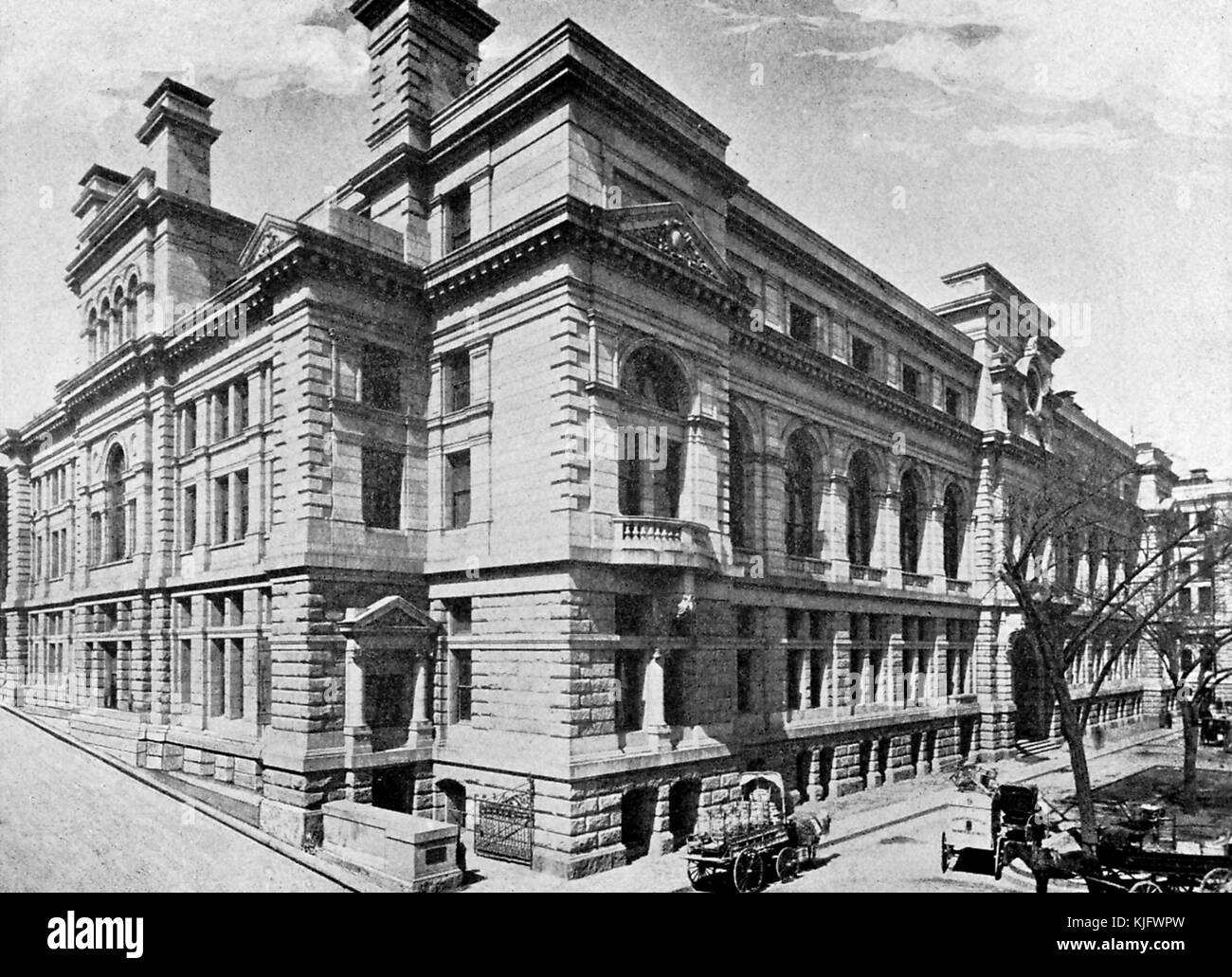 Vista esterna del tribunale della contea di Suffolk, si trova in Pemberton Square, l'edificio in granito è stato costruito nel 1893 e ospita la Corte giudiziaria suprema del Massachusetts e la Corte d'appello del Massachusetts. Le carrozze trainate da cavalli possono essere viste sulla strada, Boston, Massachusetts, 1905. Foto Stock