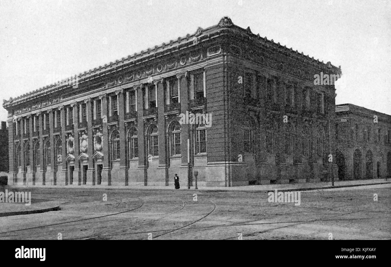 Una vista esterna della Sala orticola, fu costruita nel 1901 in stile rinascimentale inglese per la Società orticola del Massachusetts, attualmente è di proprietà della Chiesa di Scienze cristiane e utilizzato per uffici per varie imprese, Una persona può essere vista in piedi sul marciapiede esterno dell'edificio, si affaccia Symphony Hall dall'altra parte della strada, Boston, Massachusetts, 1905. Foto Stock