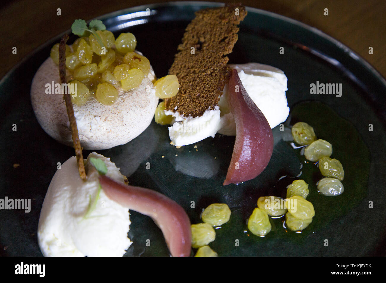 Una selezione di dessert servito presso la brasserie midi a Groningen nei Paesi Bassi. Foto Stock