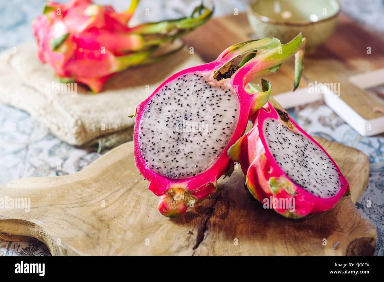 La deliziosa e colorata frutta drago tipici dall Asia Foto Stock
