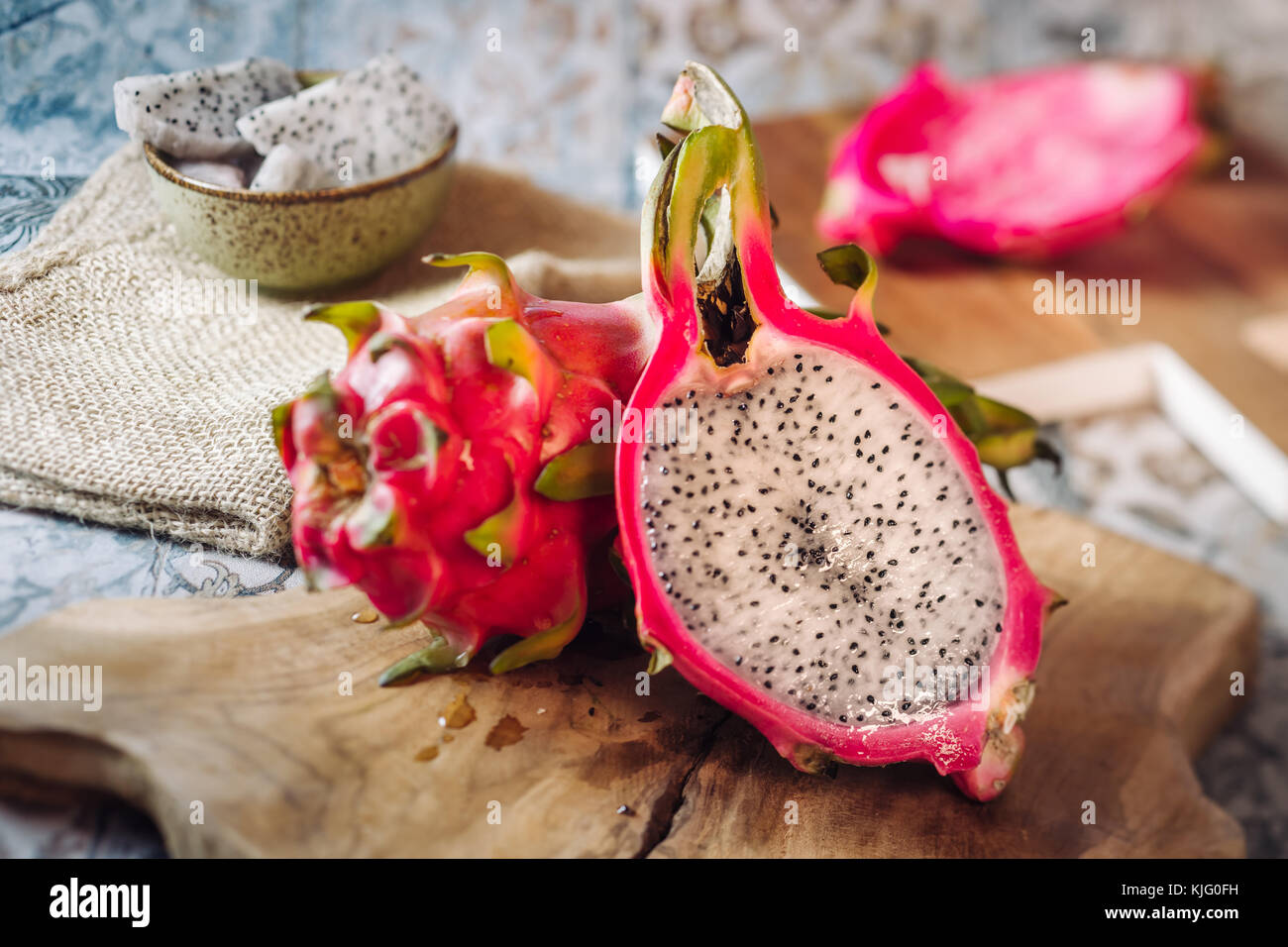 La deliziosa e colorata frutta drago tipici dall Asia Foto Stock