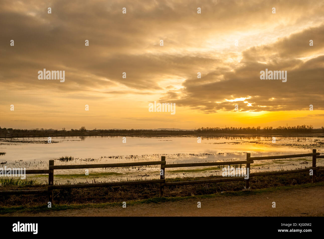 La vista del tramonto dietro la recinzione di legno, Aiguamolls de Empordà, la Catalogna Foto Stock