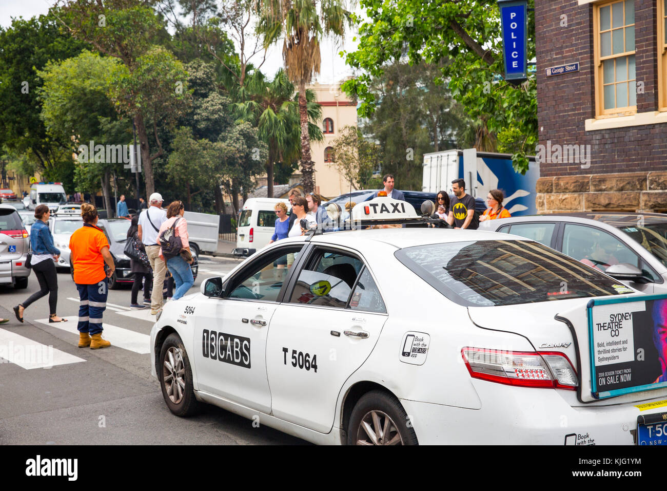 Sydney taxi interrotto in corrispondenza di un incrocio di zebra nel centro di Sydney, Australia Foto Stock