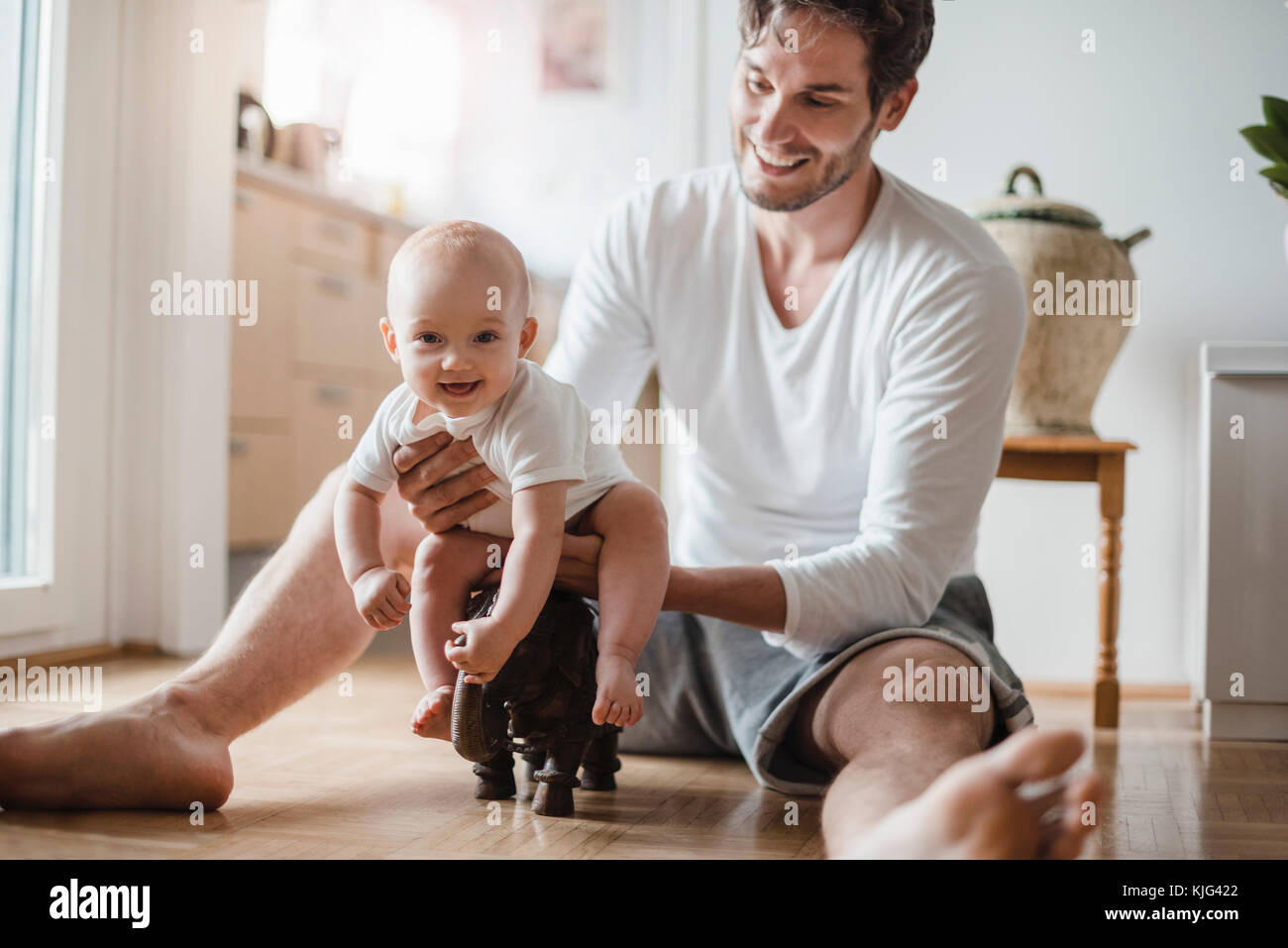 Padre Felice con la bambina gioca in casa Foto Stock