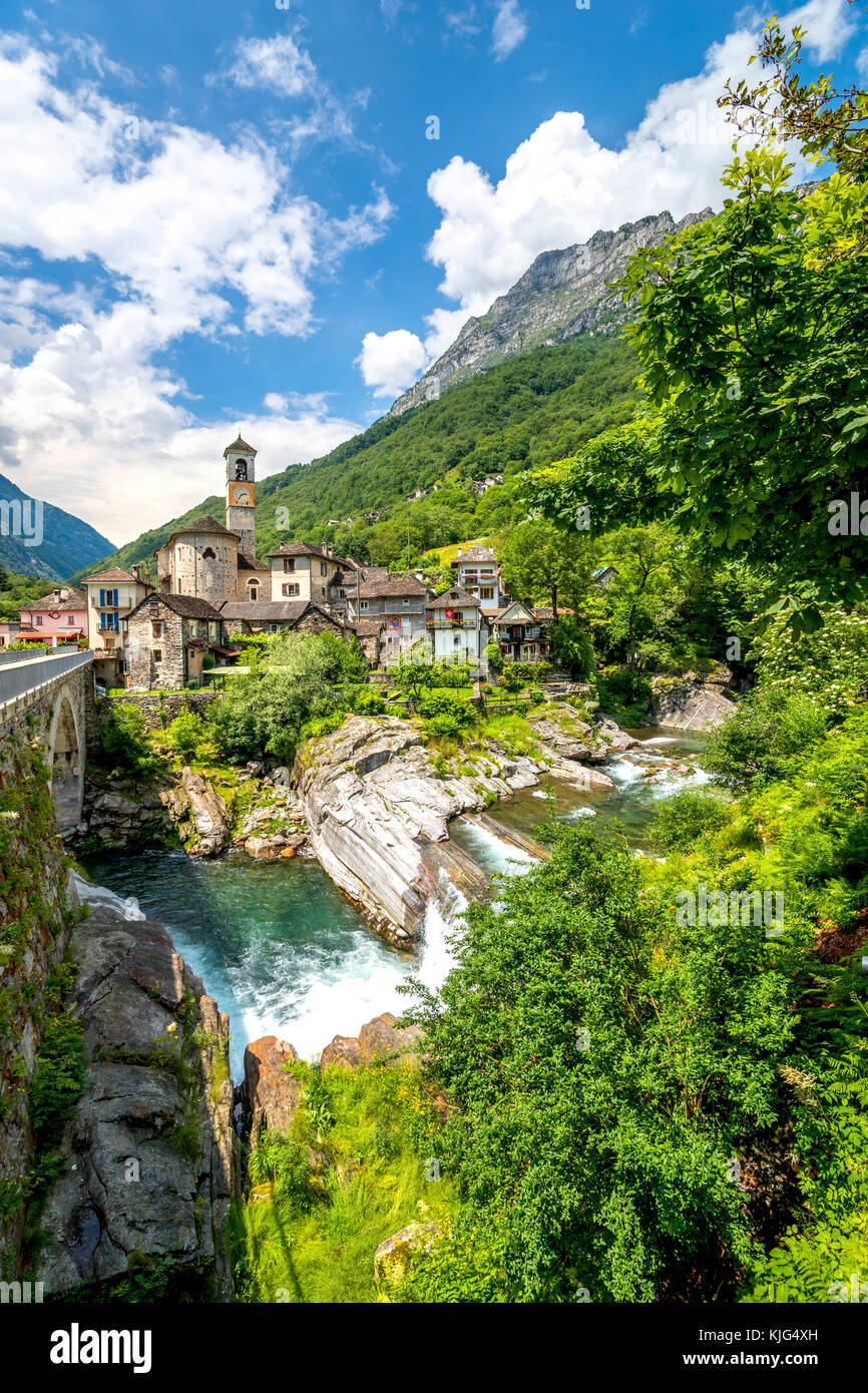 La Svizzera, vista del villaggio di Lavertezzo Foto Stock