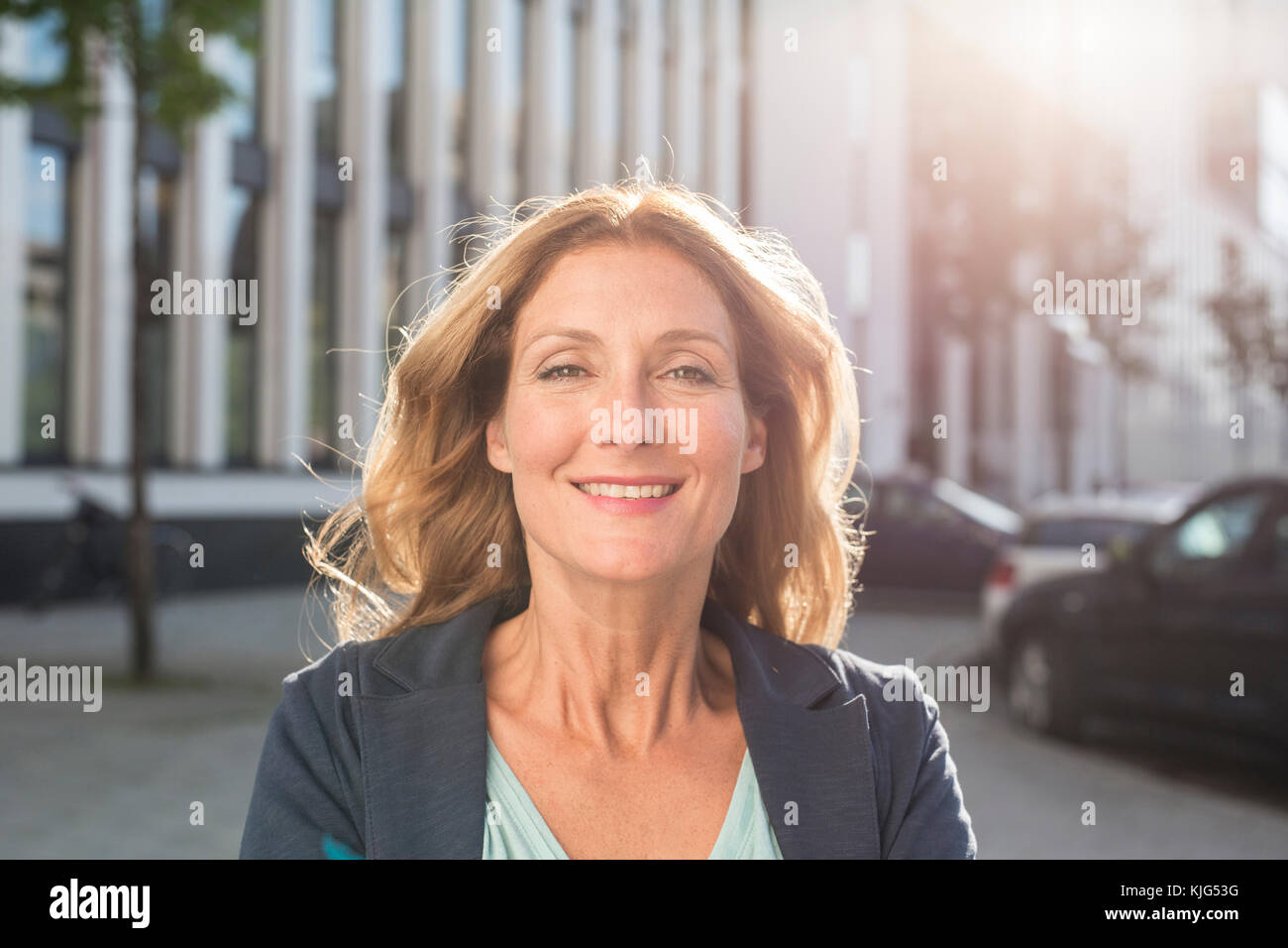 Ritratto di donna sorridente in città Foto Stock