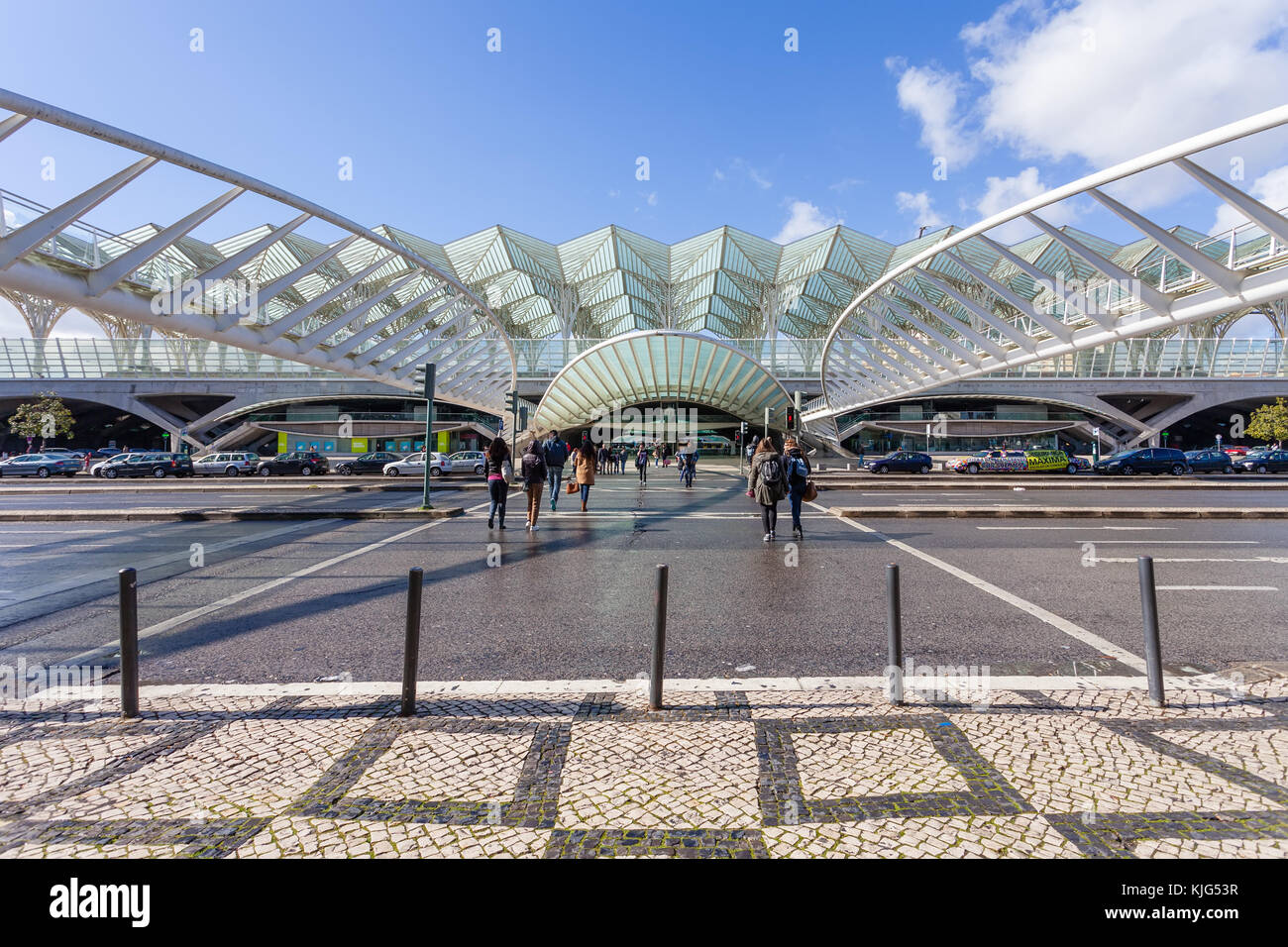 Gare do Oriente (orientare la stazione), un trasporto pubblico hub. Progettato da Santiago Calatrava in stile neo-gotico. Parque das Nacoes, Lisbona, Portogallo. Foto Stock