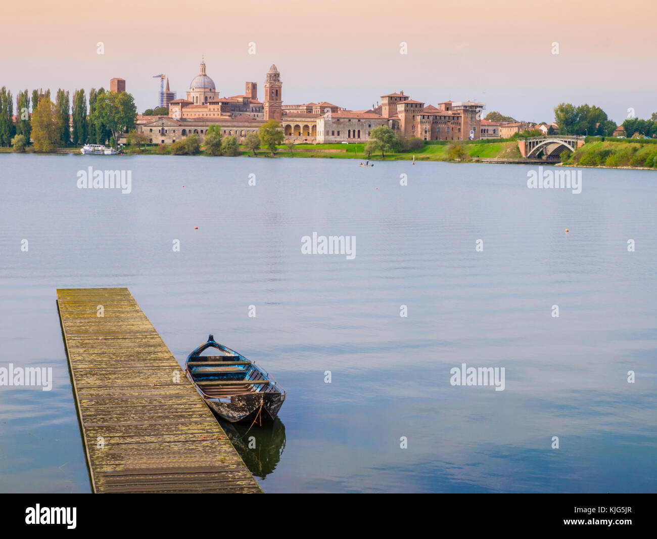 Lo skyline di Mantova dal lago, Italia Foto Stock