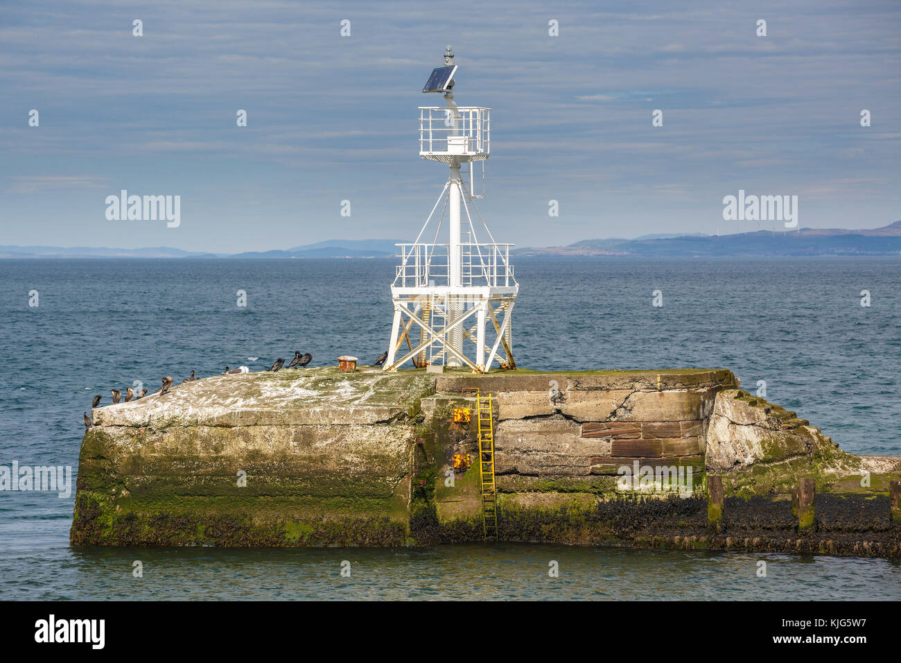 Pwered Solare luce in corrispondenza della stazione di entrata al porto di Ayr, Scotland, Regno Unito. Foto Stock Pwered Solare luce in corrispondenza della stazione di entrata al porto di Ayr, Scotland, Regno Unito. Foto Stock