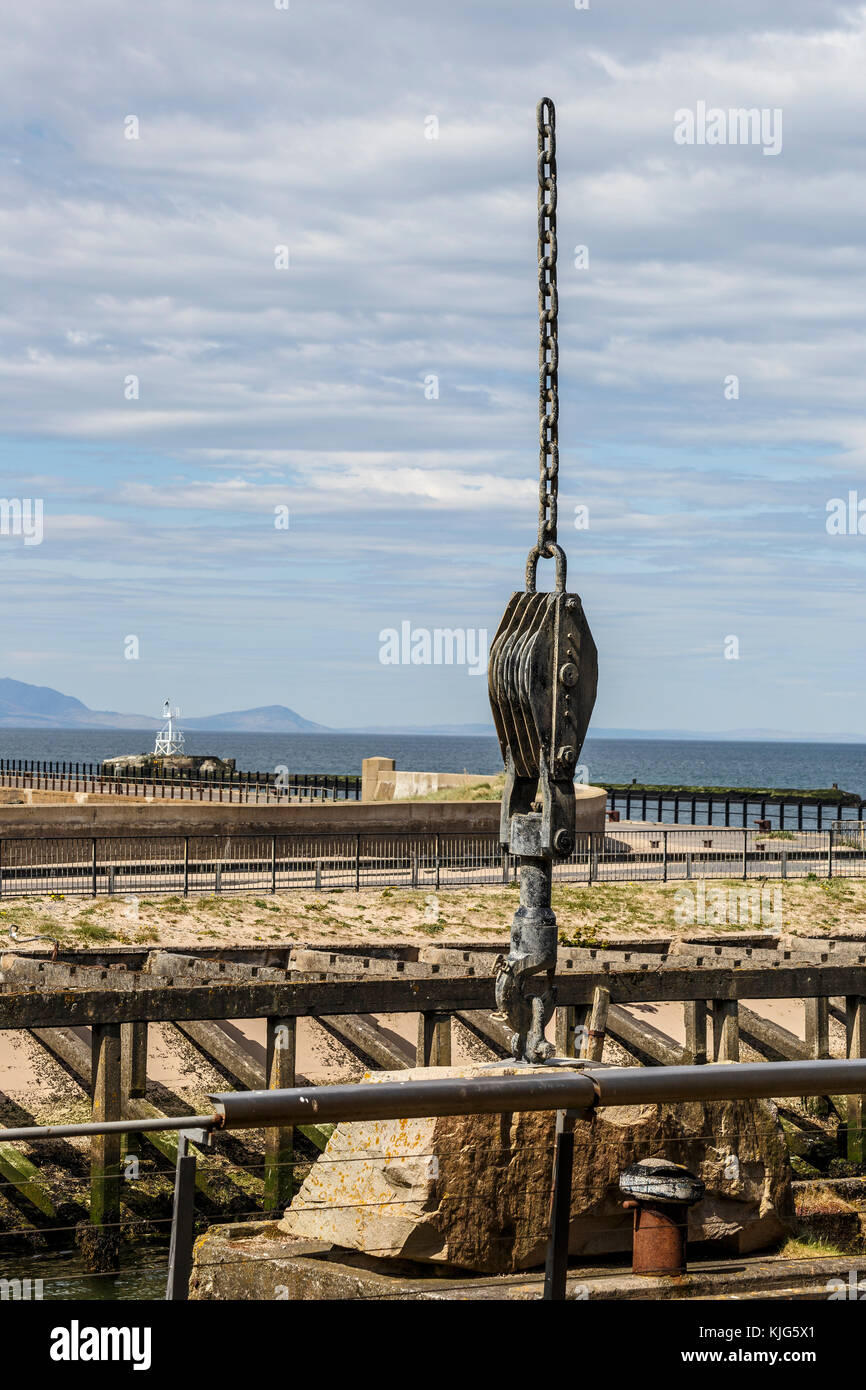 Sospensione del blocco di credenza e di affrontare il lavoro di arte sulla banchina a Ayr Harbour, Scotland, Regno Unito. Foto Stock