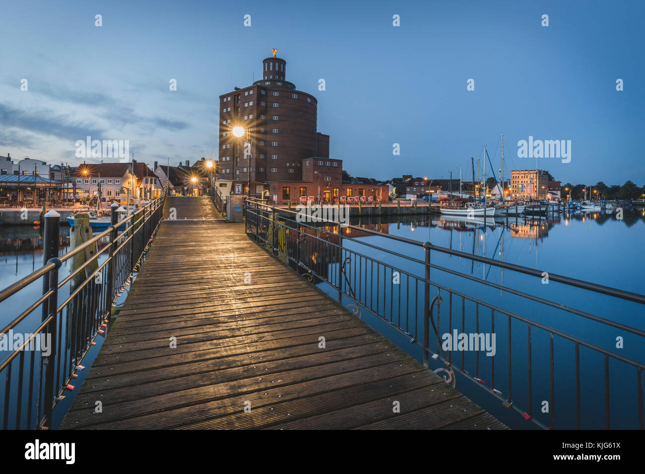 Germania, Eckernfoerde, vista al vecchio silo e del porto al crepuscolo serale Foto Stock