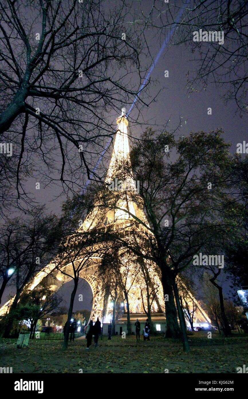 La torre Eiffel di notte - 21 nov 2008 - La torre si trova a 324 metri di altezza, circa la stessa altezza come un 81-piani e la struttura più alto a Parigi Foto Stock