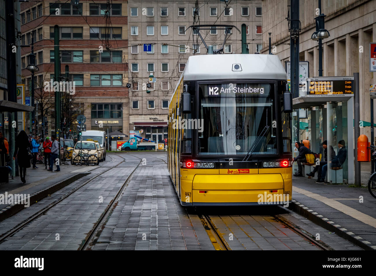 La M2 Steinberg tram arriva a Alexanderplatz e il quartiere centrale Mitte di Berlino, Germania. Foto Stock