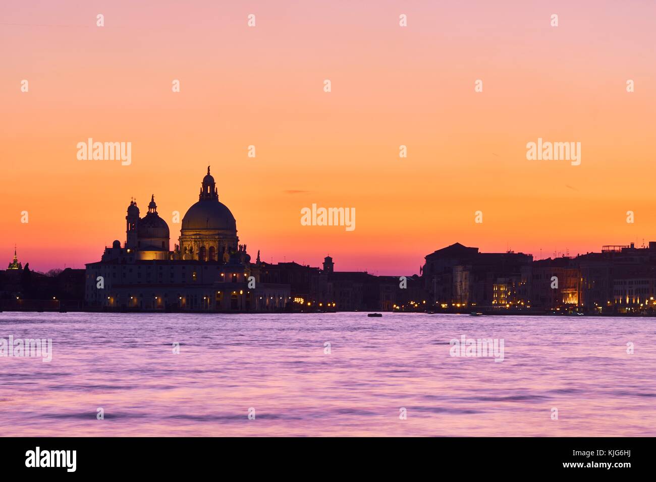 L'Italia, Venezia, Silhouette di Santa Maria della Salute al tramonto Foto Stock