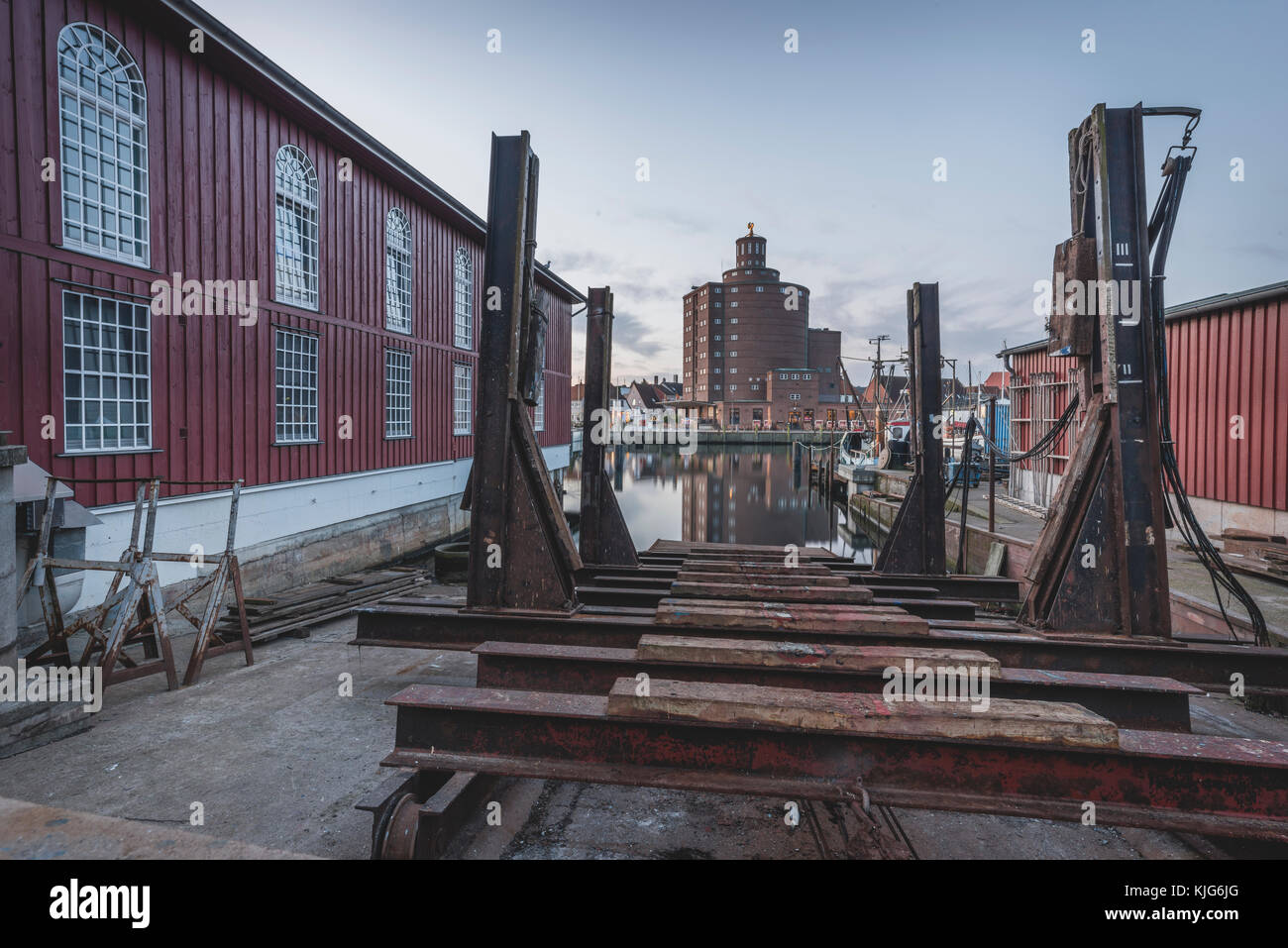 Germania, Eckernfoerde, vista al vecchio silo e del cantiere navale in primo piano Foto Stock
