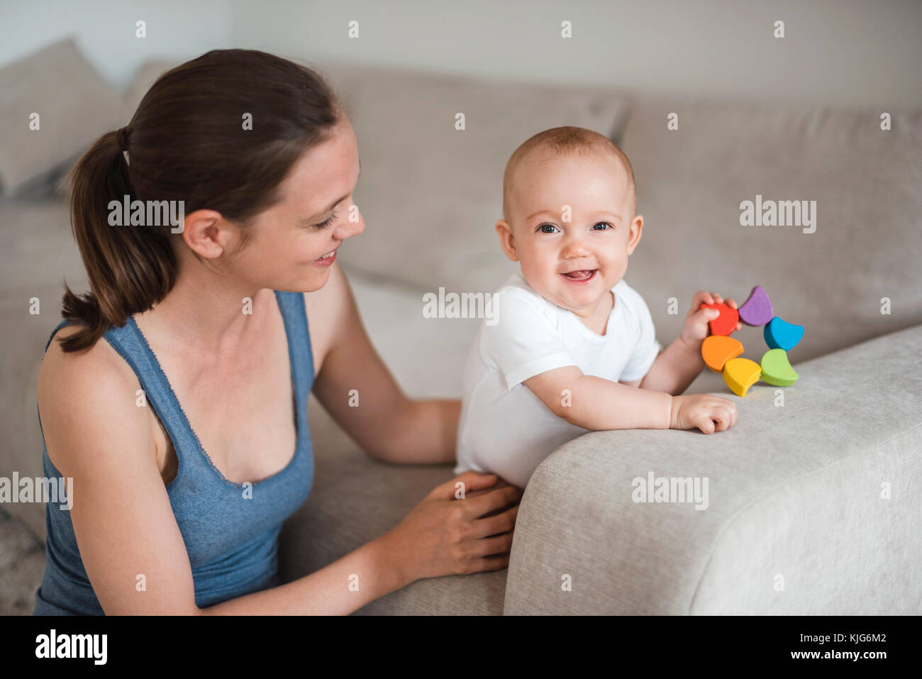 Happy Baby girl con la madre a giocare sul lettino Foto Stock