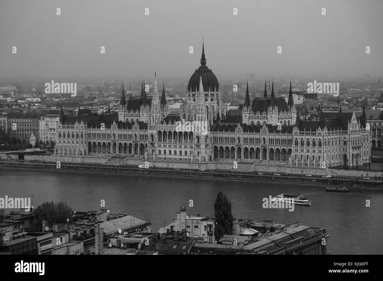Il Parlamento ungherese edificio dissaturato Foto Stock