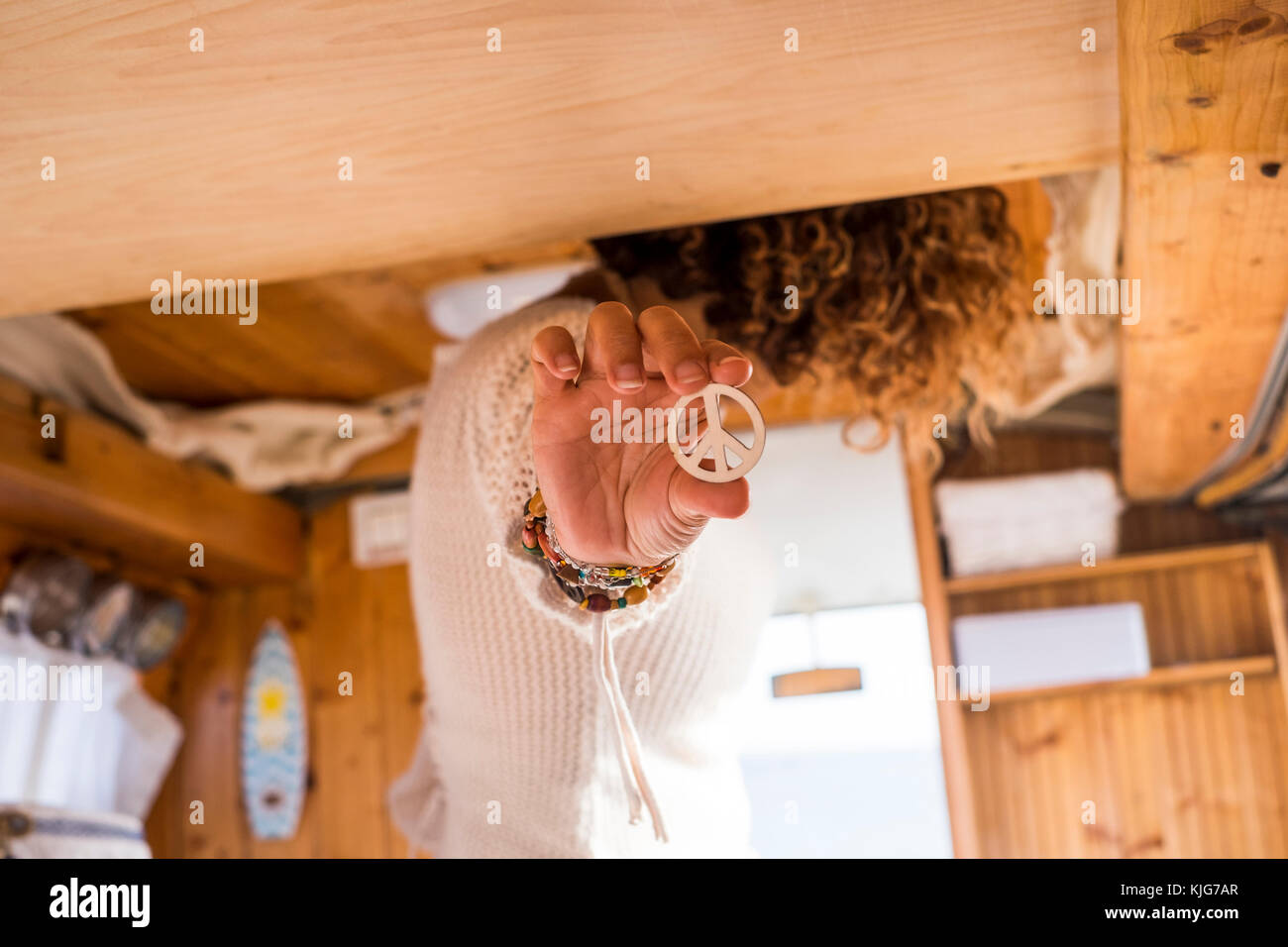 Donna di mano azienda segno di pace in van Foto Stock