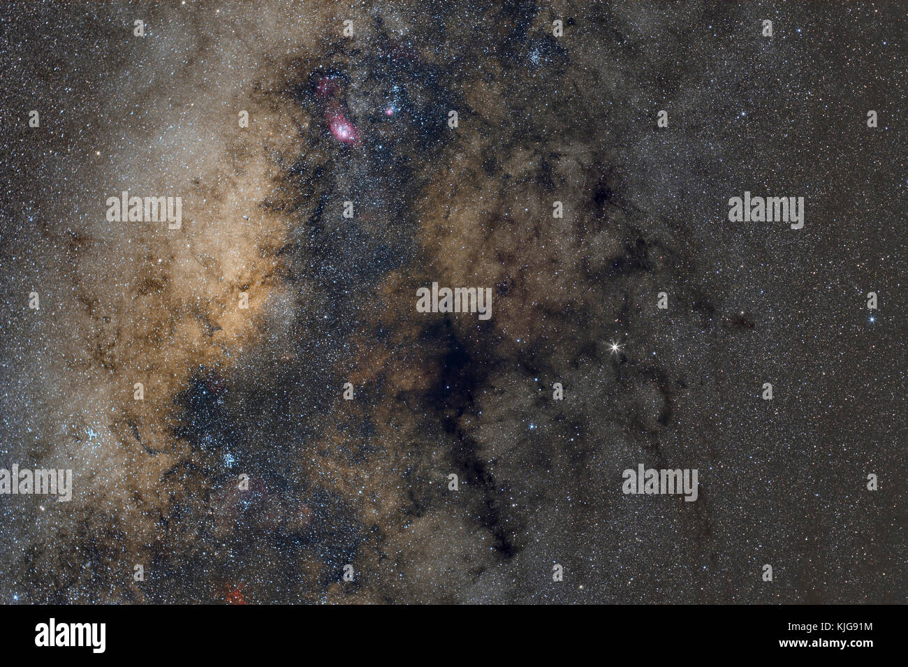 La Namibia, Regione Khomas, vicino Uhlenhorst, Astrophoto, centro della Via Lattea (Galactical Centro) con M8, polveri pesanti nebulas e il pianeta Saturno Foto Stock